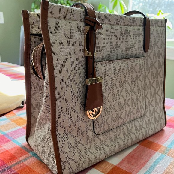 Michael Kors Darien Medium Tote / Shoulder Bag in Signature Vanilla/Acorn - Picture 1 of 5